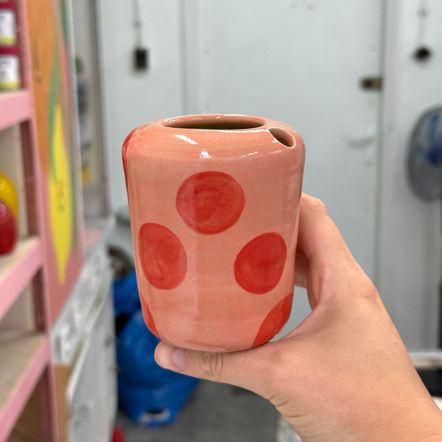 Travel tumbler / kubek na wynos - czerwone kropki (okrągły dzióbek)