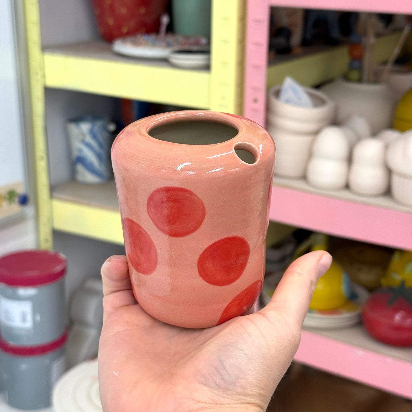 Travel tumbler / kubek na wynos - czerwone kropki (okrągły dzióbek)