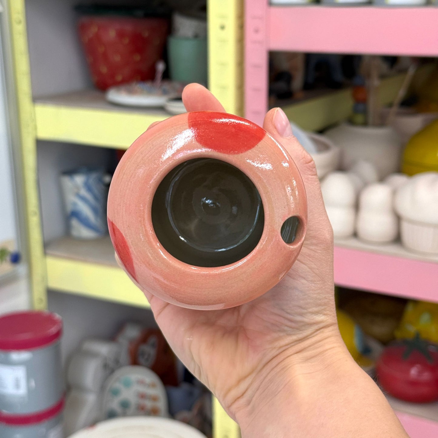 Travel tumbler / kubek na wynos - czerwone kropki (okrągły dzióbek)