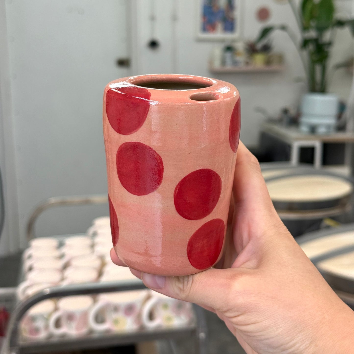 Travel tumbler / kubek na wynos - czerwone kropki (płaski dzióbek)