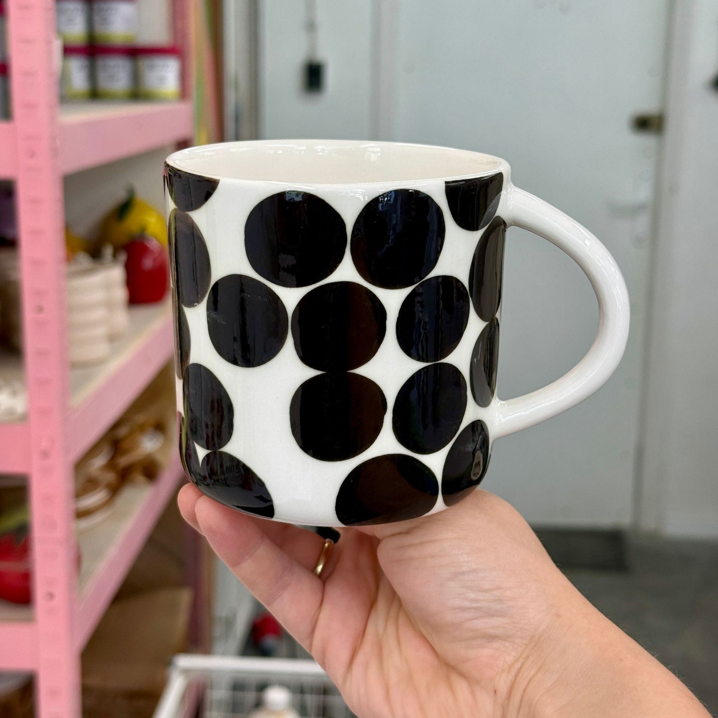 Duży kubek herbaciany 580 ml - czarne grochy