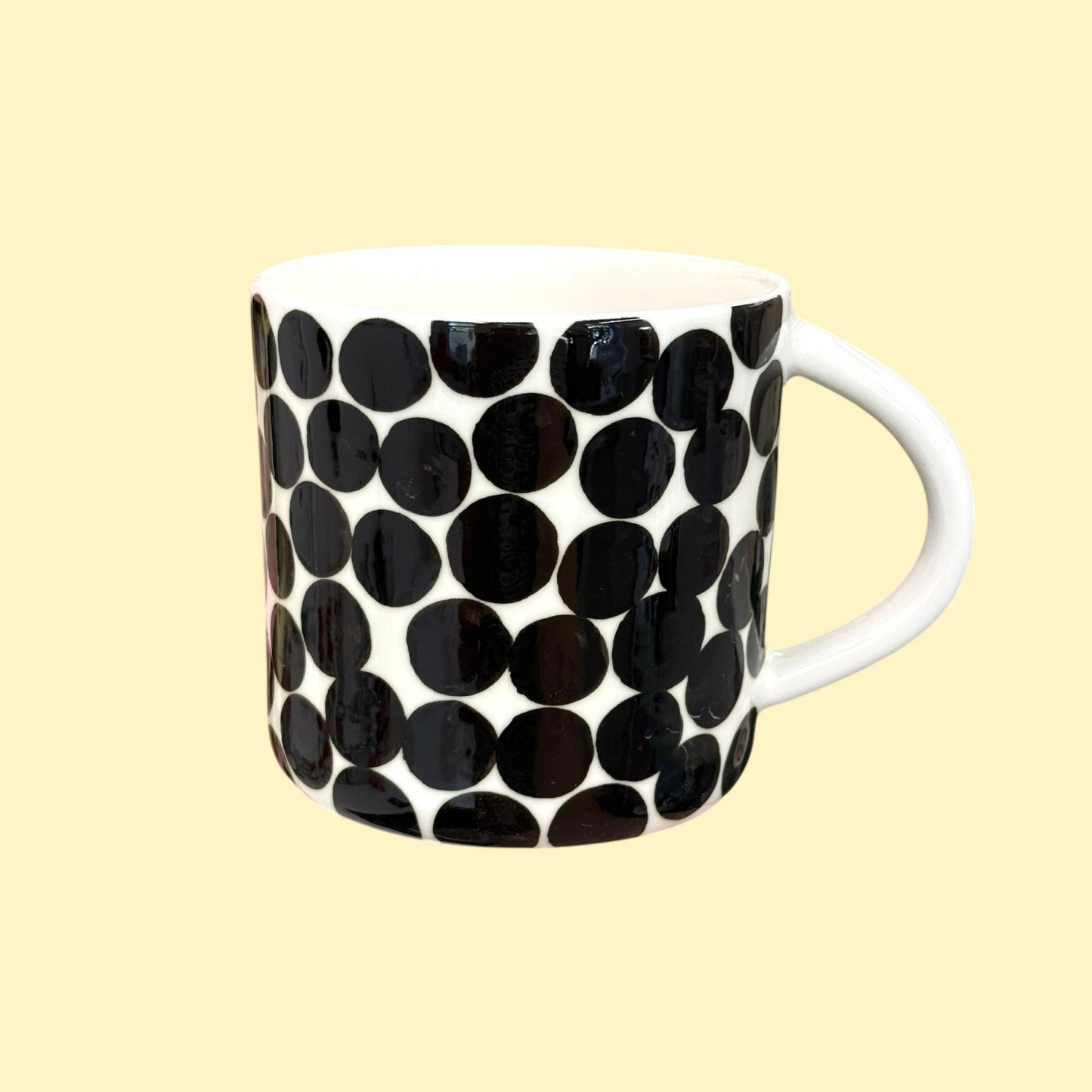 Duży kubek herbaciany 580 ml - czarne grochy