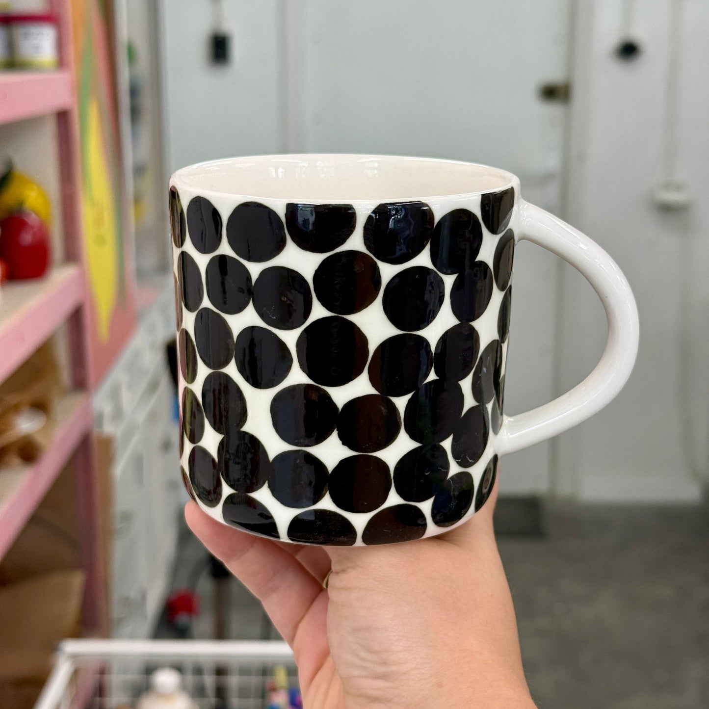 Duży kubek herbaciany 580 ml - czarne grochy
