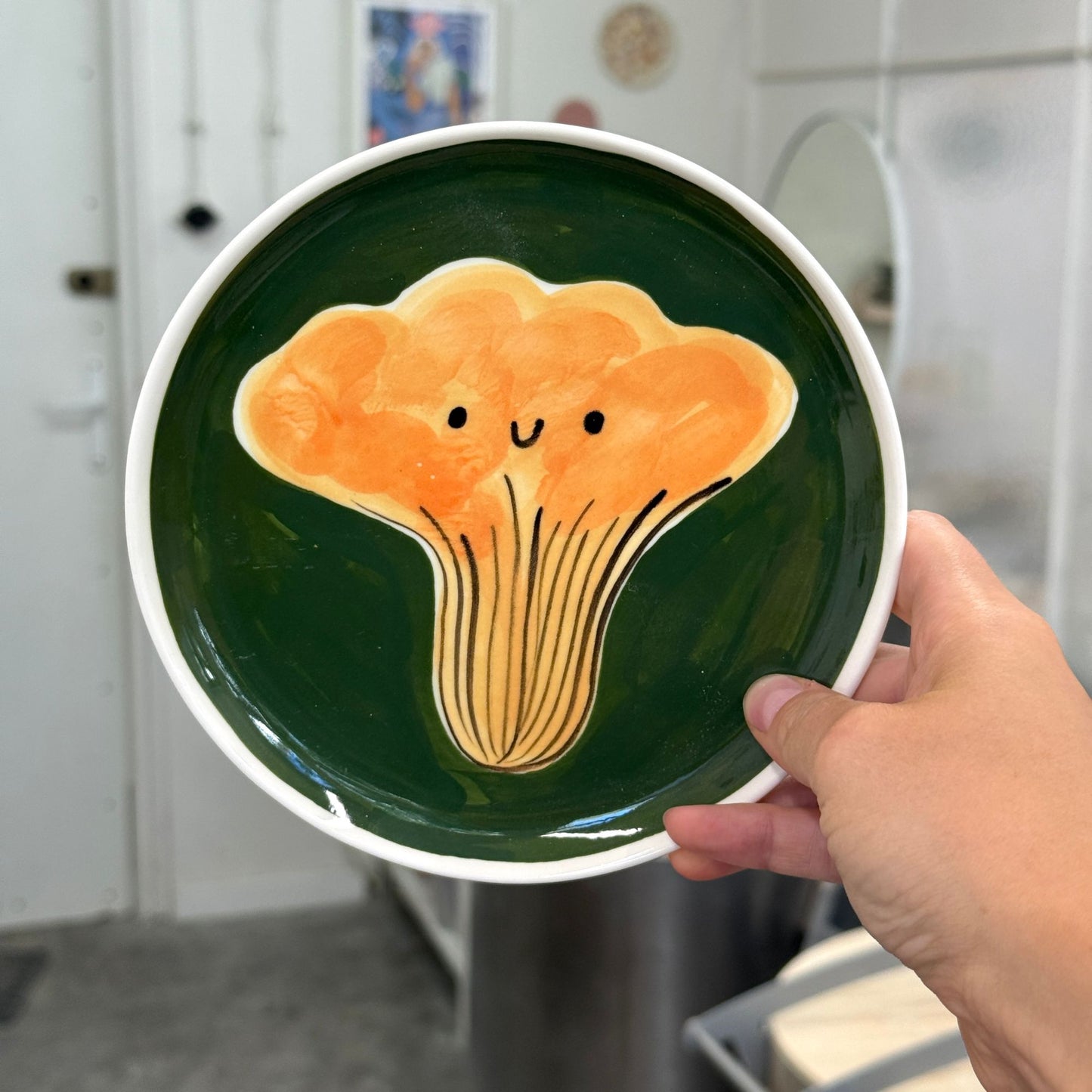 Talerzyk z kurką na zielonym tle 17 cm